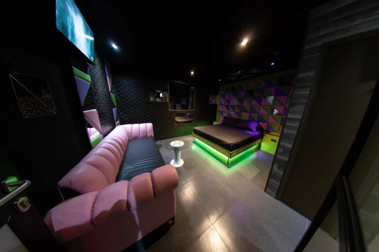 Conoce Motel Lujo es un Motel con Jacuzzi se encuentra en la Ciudad de Santiago en Autopista Vespucio Norte 1374, Quilicura, Santiago.